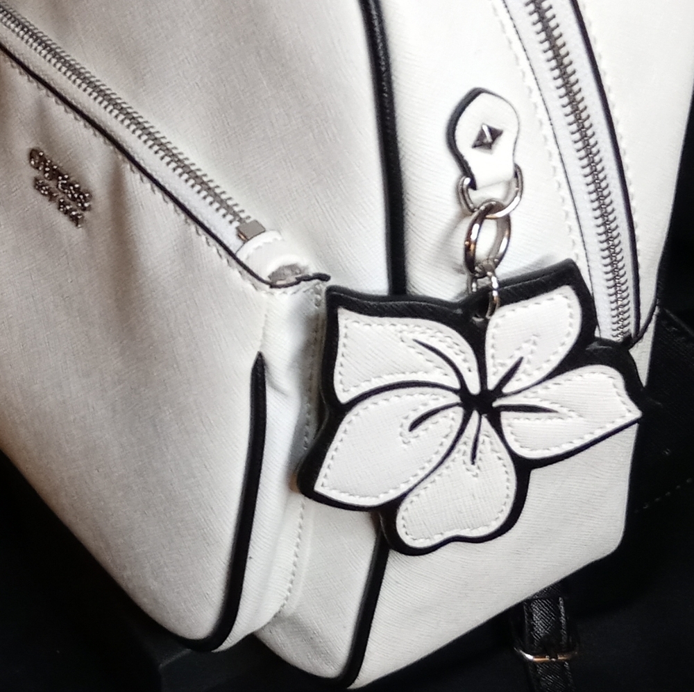 Guess Backpack🌸🌿 - Picture 8 of 9